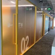 How much weight can 10mm safety glass support?