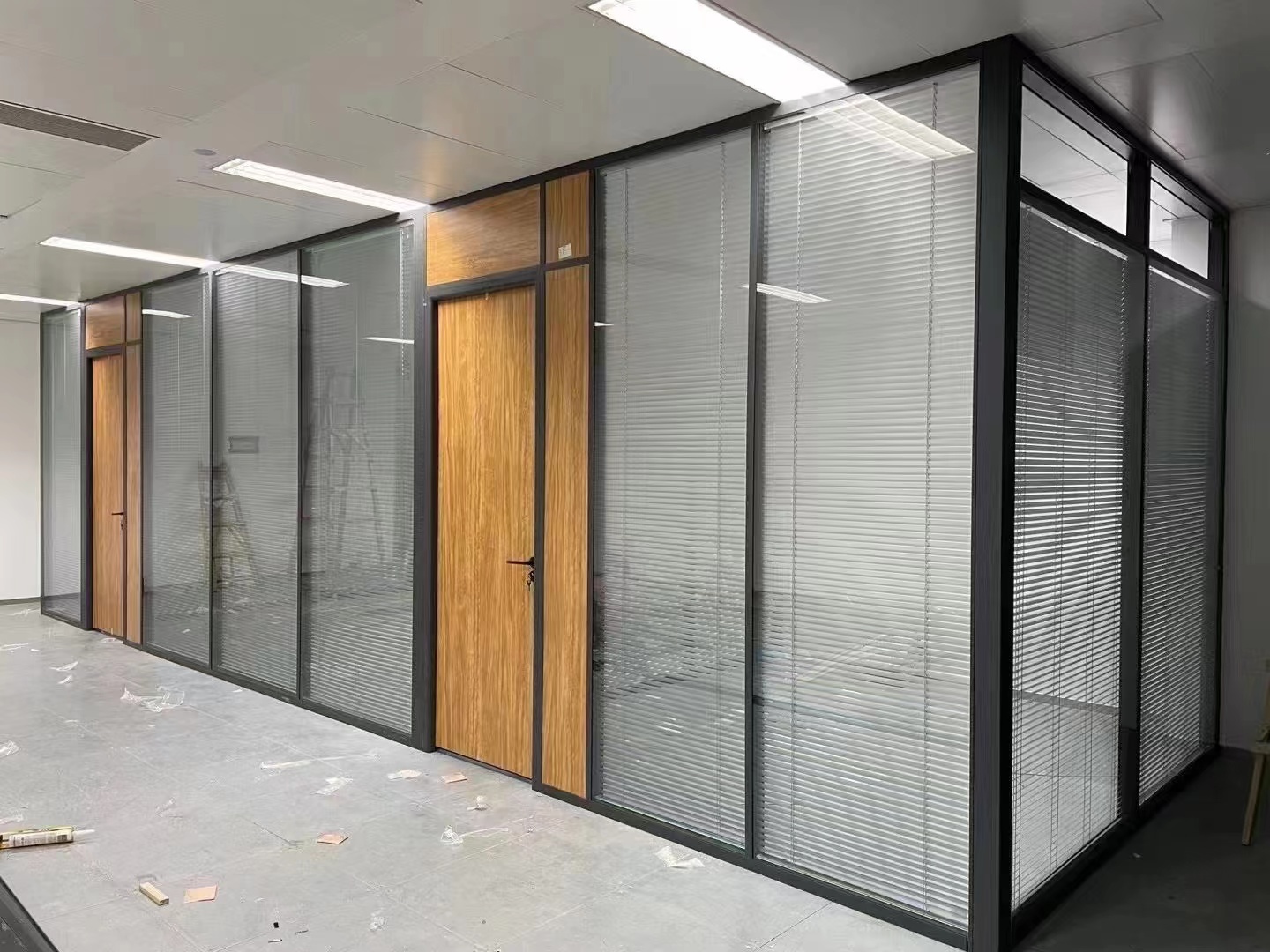 Black Toughened Glass Office Partition Panels for Commercial Interiors